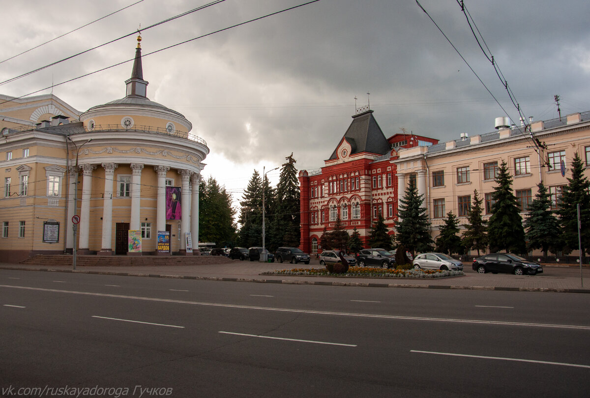 Здание с колоннами - магистрат(городское правление), сейчас в нем располагается театр