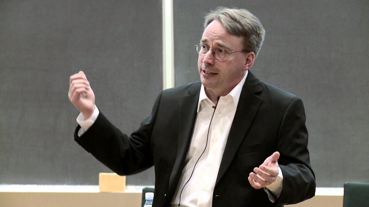 Linus Benedict Torvalds (/ˈliːnəs ˈtɔːrvɔːldz/; Finland Swedish: [ˈliːnɵs ˈtuːrvalds] ( listen); born December 28, 1969)