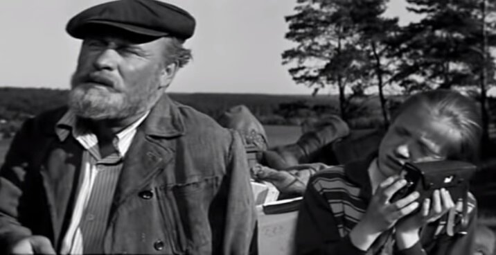 Дочка главной героини по дороге в город слушает песню Мирей Матье и сообщает, что она — первая в классе по ин-язу... Cкриншот. Источник - YouTube.