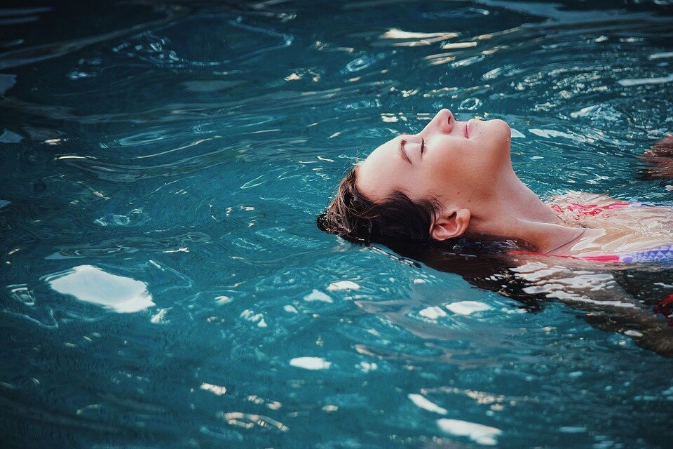 Source de la photo https://pixabay.com/photos/fun-swimming-swimming-pool-leisure-1850709/