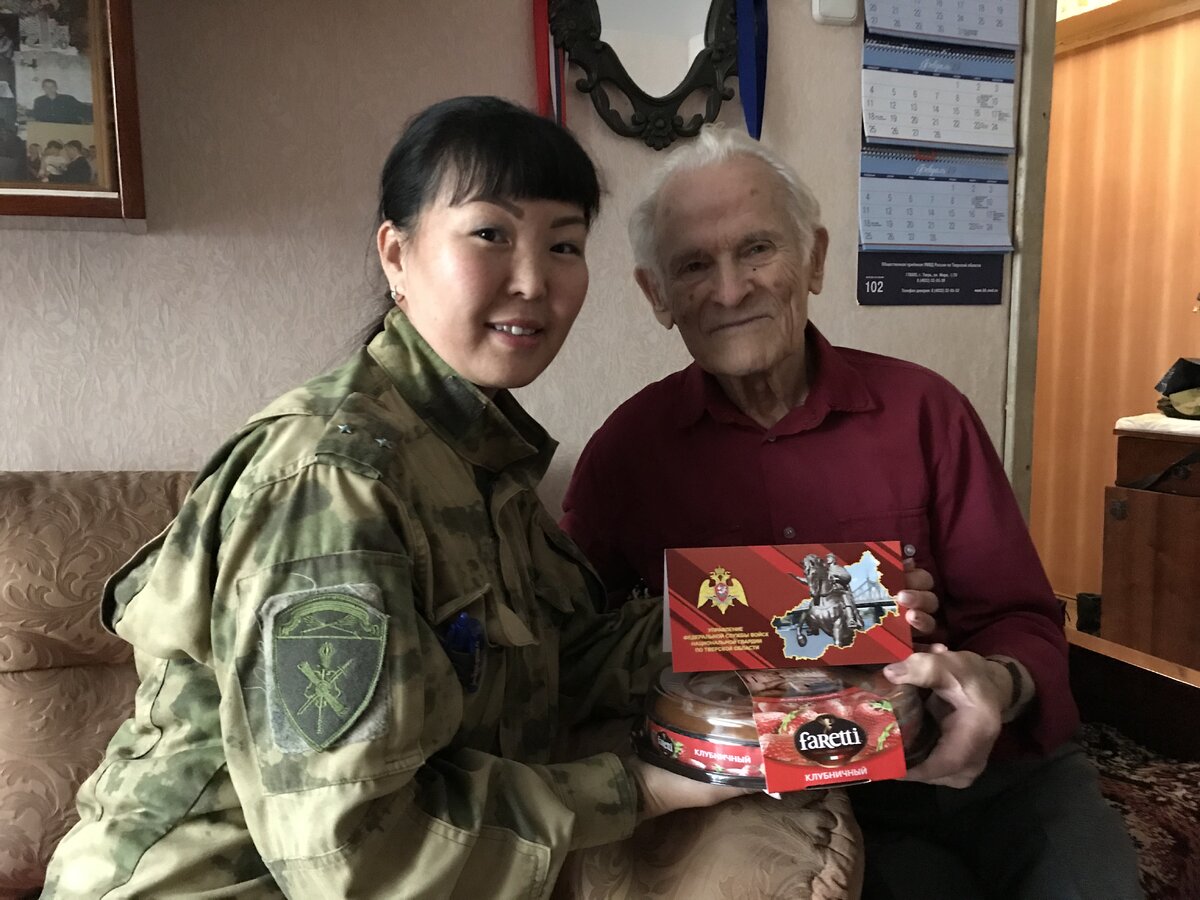 В этом году Николаю Макаровичу исполнилось 93 года, 47 лет своей жизни он посвятил военной службе. 
Николай Макарович в очередной раз, листая семейный альбом, рассказывает о своем жизненном пути, как начинал в 1943 году на Дальнем Востоке разведчиком-наблюдателем 271 артиллерийского полка 103 стрелковой дивизии.  Потом были Западная Украина, Воркута. Закончил службу в 1973 году в городе Твери (бывший Калинин) в должности замполита воинской части 6533.

Имеет 30 наград, в том числе орден Отечественной войны II степени, медаль «За победу над Германией», медаль «За победу над Японией».

Росгвардейцы пожелали Николаю Макаровичу крепкого здоровья, сил и оптимизма, а также поблагодарили за душевное тепло, мудрость и ценные советы.
