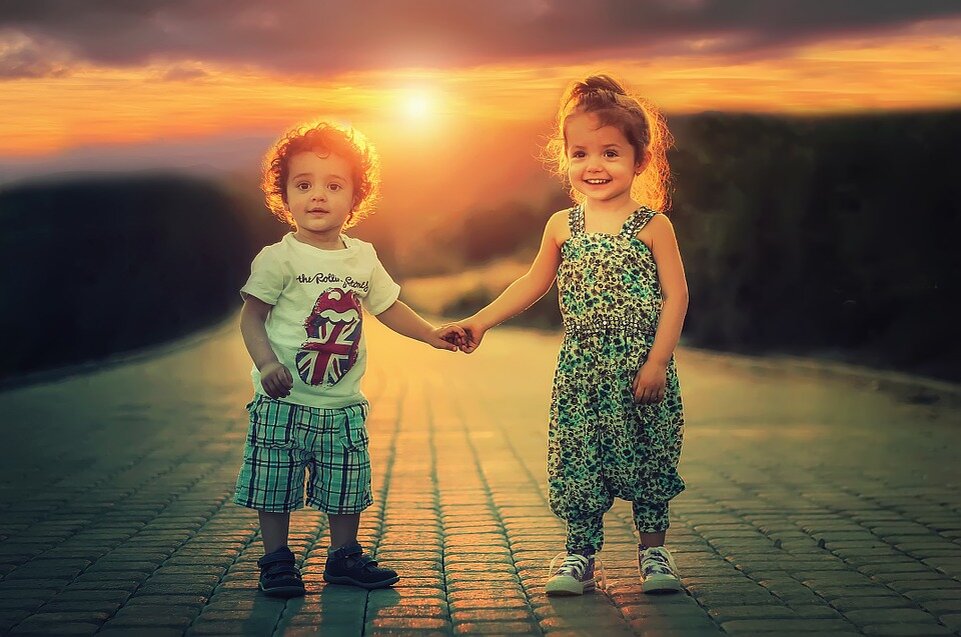 https://cdn.pixabay.com/photo/2015/06/22/08/37/children-817365_960_720.jpg