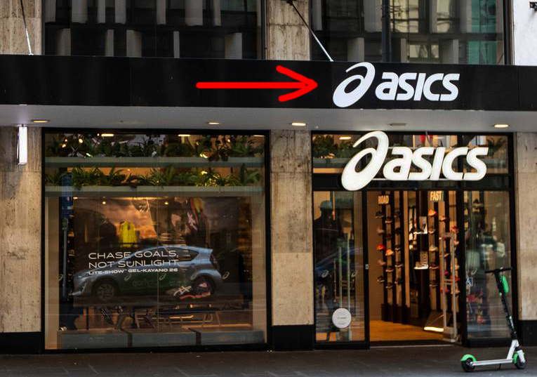 Тот самый магазин. Вверху расположен экран с рекламой Asics.