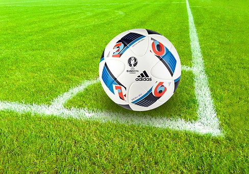 https://cdn.pixabay.com/photo/2016/05/27/14/33/football-1419954__340.jpg