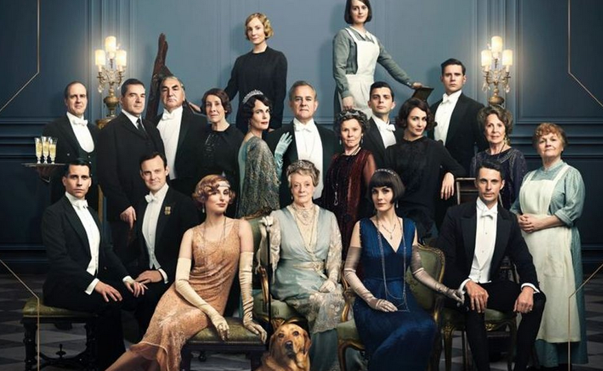 Жители и слуги аббатства Даунтон: групповое фото с собакой! Взято из открытого доступа в сети интернет