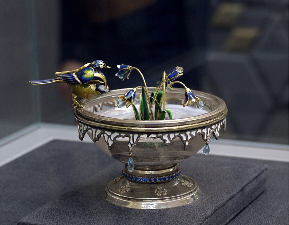 "Подснежники" - ваза ювелира Сергея Коломийцева. Серебро, эмаль, топазы, сапфиры.