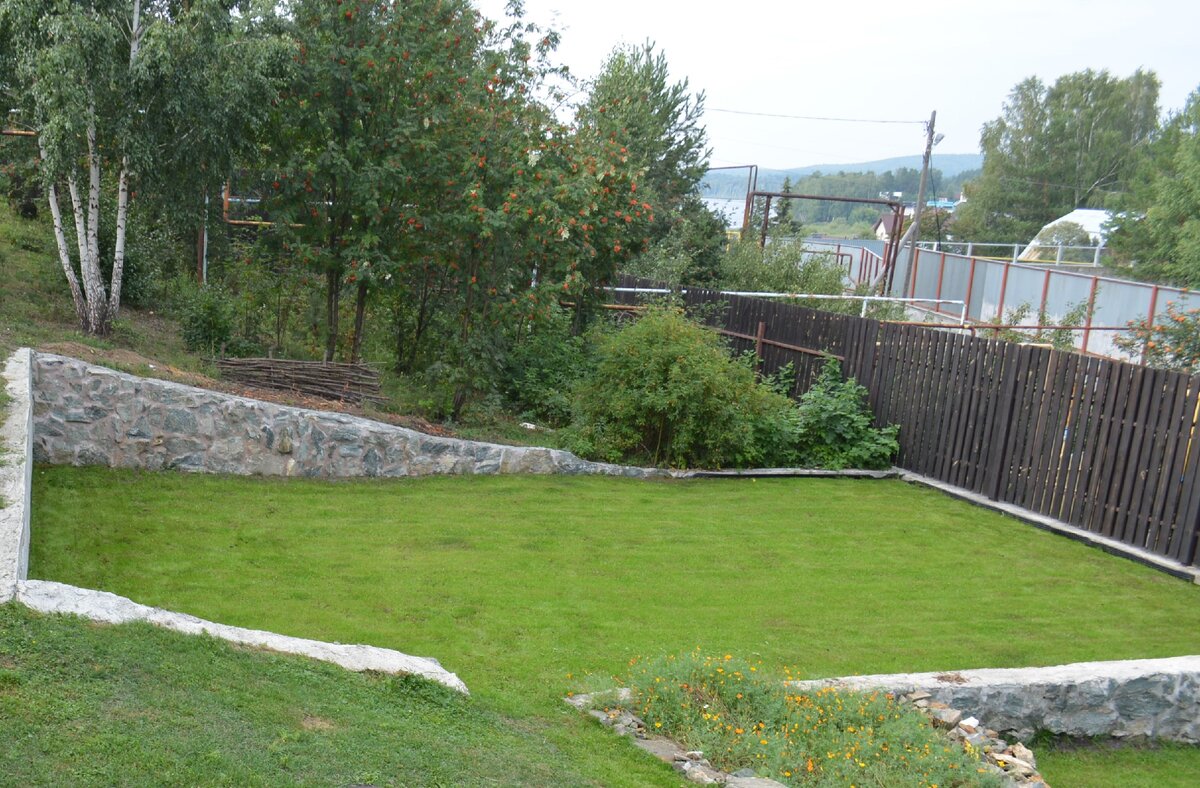 Трубы соседей внаглую проложили через мой участок, пока он пустовал.   