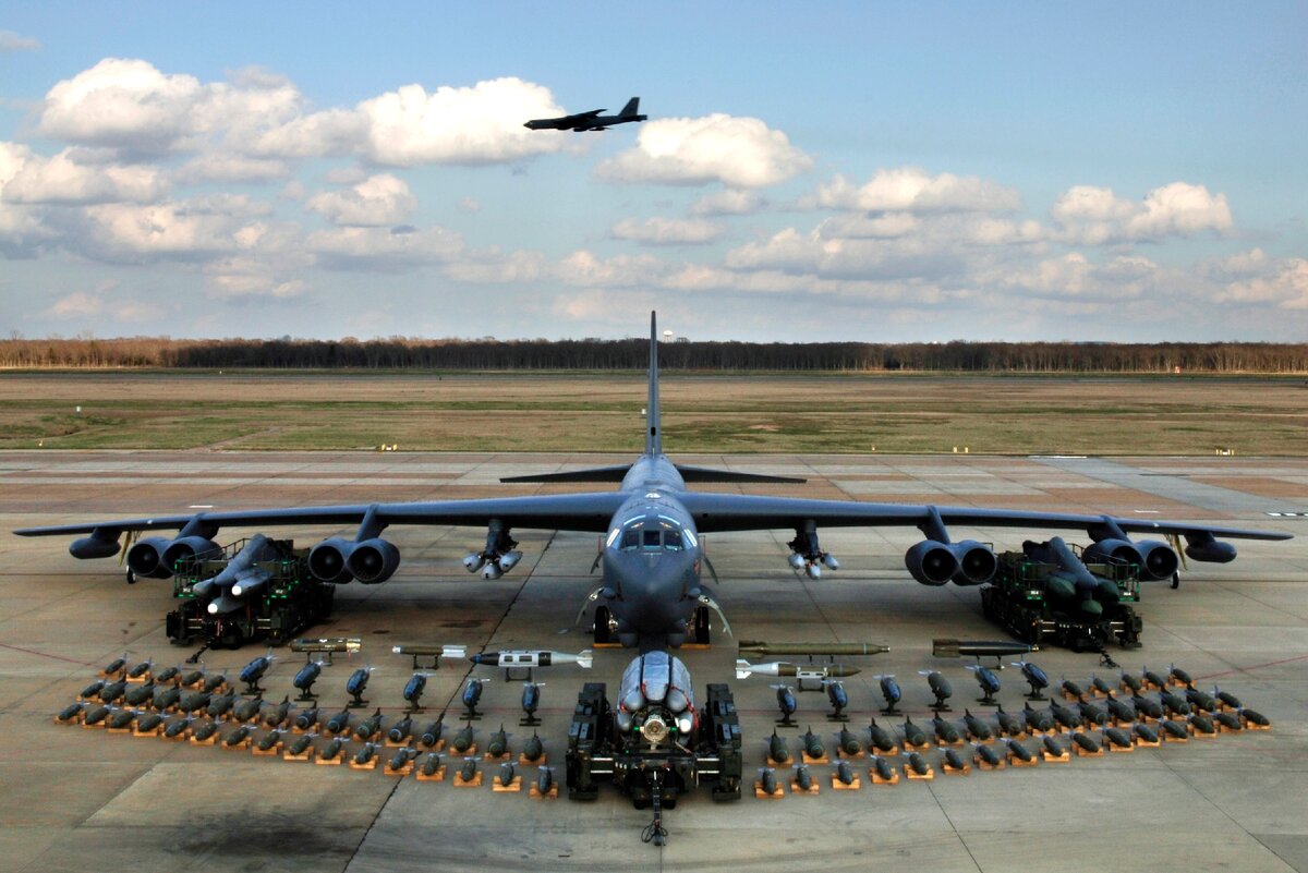 Источник изображения:  https://ru.wikipedia.org/wiki/Boeing_B-52_Stratofortress#/media/%D0%A4%D0%B0%D0%B9%D0%BB:B-52H_static_display_arms_06.jpg