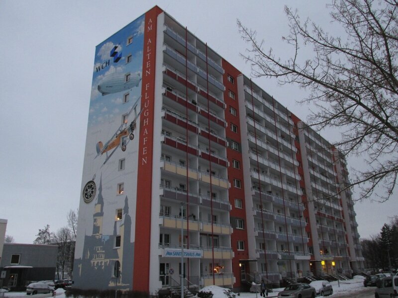 Район Хельбельсдорф построен на месте аэродрома. Поэтому мюрали на домах имеют определённую тематику. Здание аэропорта, кстати, историческое, сохранилось, теперь в нём магазинчики.  Редактировать галерею

