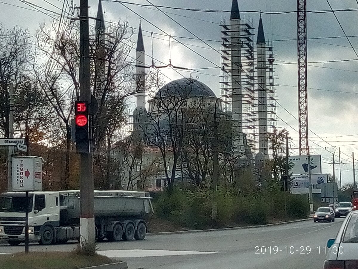 На выезде из города попыталась заснять строящуюся самую большую в Крыму мечеть. Крымские татары давно просили у правительства Украины выделить место и позволить им это строительство и только Россия быстро решила этот вопрос.Мечеть должна быть достроена к апрелю 2020 года и на ее открытие В. В. Путин пригласил президента Турции Эрдогана. 