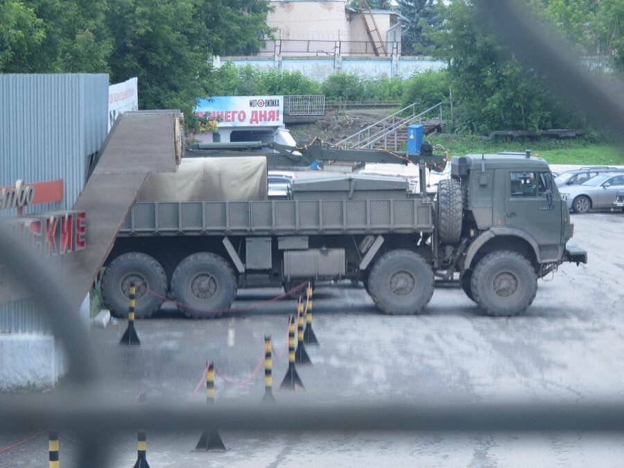 На парковке под окном ТЗМ комплекса 96К6. Счас в подвалы боезапас будем разгружать 