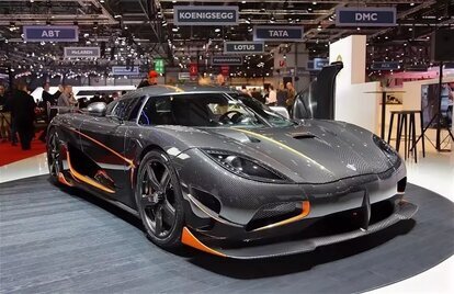 
Восьмую строчку рейтинга занимает шведский суперкар Koenigsegg Agera RS. Он стоит тоже 2 миллиона долларов. На этом автомобиле установлен 5-литровый мотор с двумя турбокомпрессорами. Его мощность – 1160 л.с. Механическая коробка имеет 7 ступеней передач и опционный режим их переключения.
