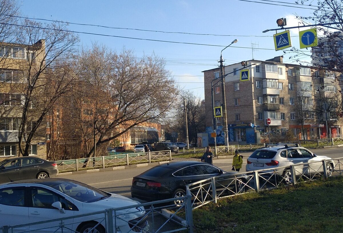 Кроме, как по дороге, на тротуар не попадешь.