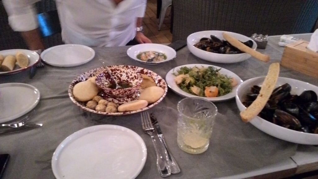 Никогда нельзя есть пищу быстро, так как это ухудшает пищеварение