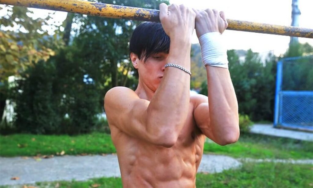 Подтягивание узким обратным хватом. Локти должны быть еще ближе. Источник изображения Яндекс-картинки