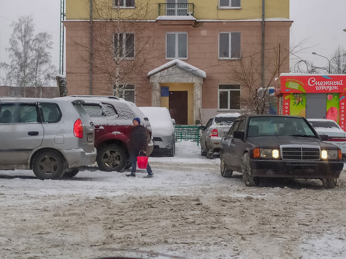 Вон тот мальчишка с ведром