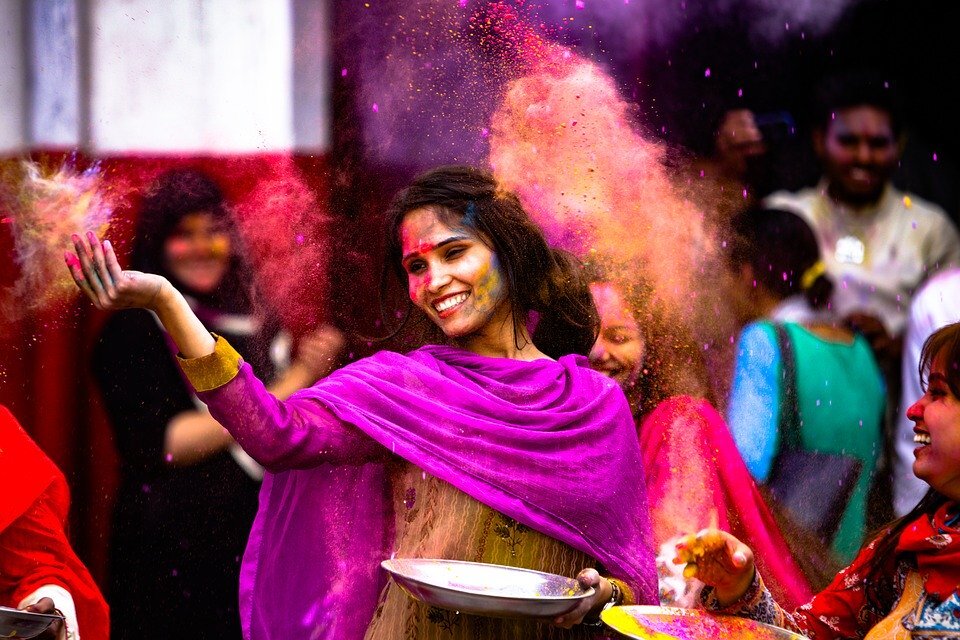  https://cdn.pixabay.com/photo/2017/06/18/18/26/holi-2416686_960_720.jpg