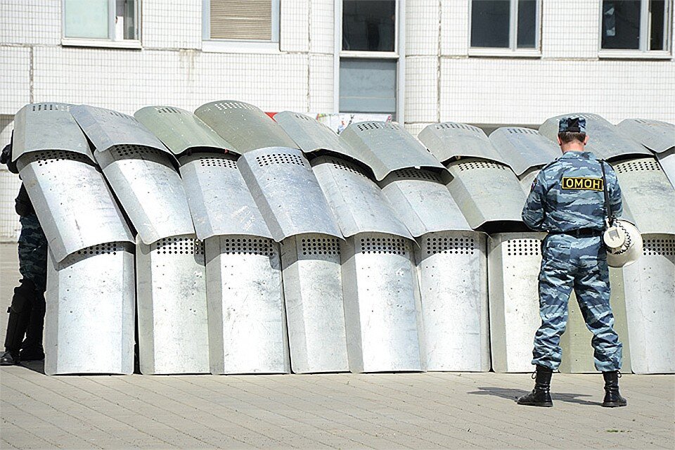Московский ОМОН показывает черепаху