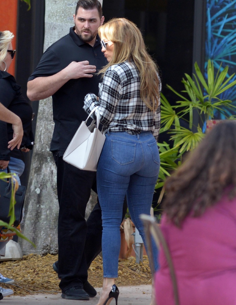 Хоть ягодицы JLo трудно испортить, здесь, на мой взгляд, карманы высоковаты