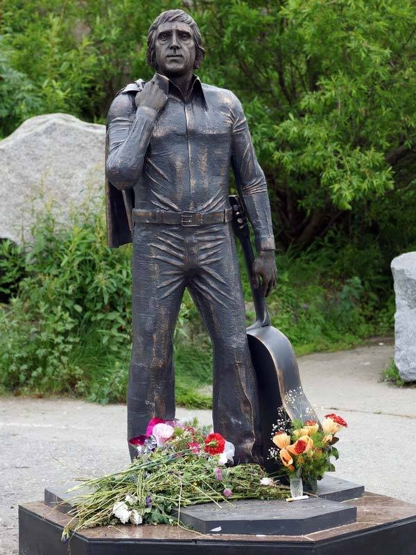 Памятник Владимиру Высоцкому в Магадане (в анфас)