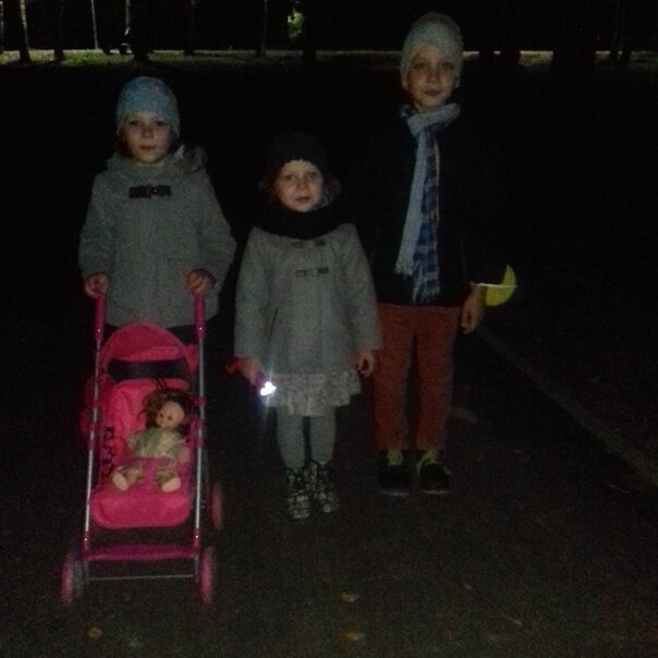 Ничего крипового, просто собираем гербарий. В ночи