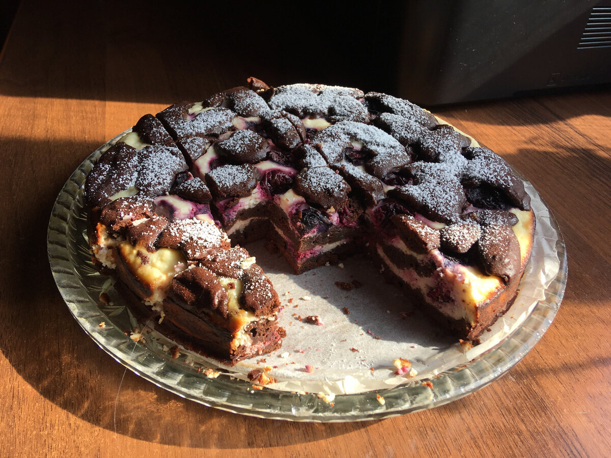 Шоколадный брауни с вишней