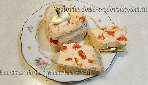 Для подачи использовала несладкие вафельные хлебцы. Сверху украсила взбитыми сливками и веточкой свежего укропа.