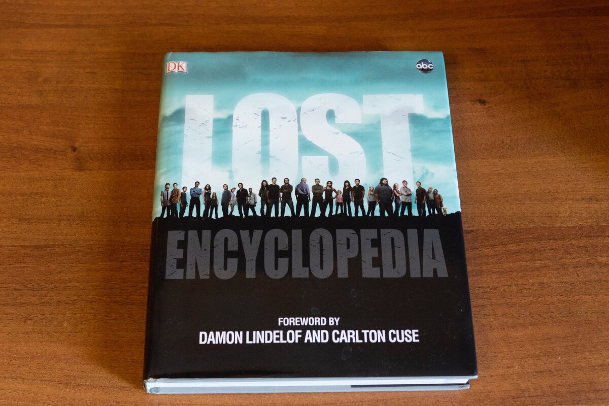 Обложка книги LOST. Точнее говоря, суперобложка.