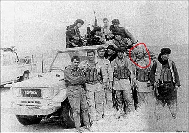 это фото выдает за свое, себя обвел красным кружком. 