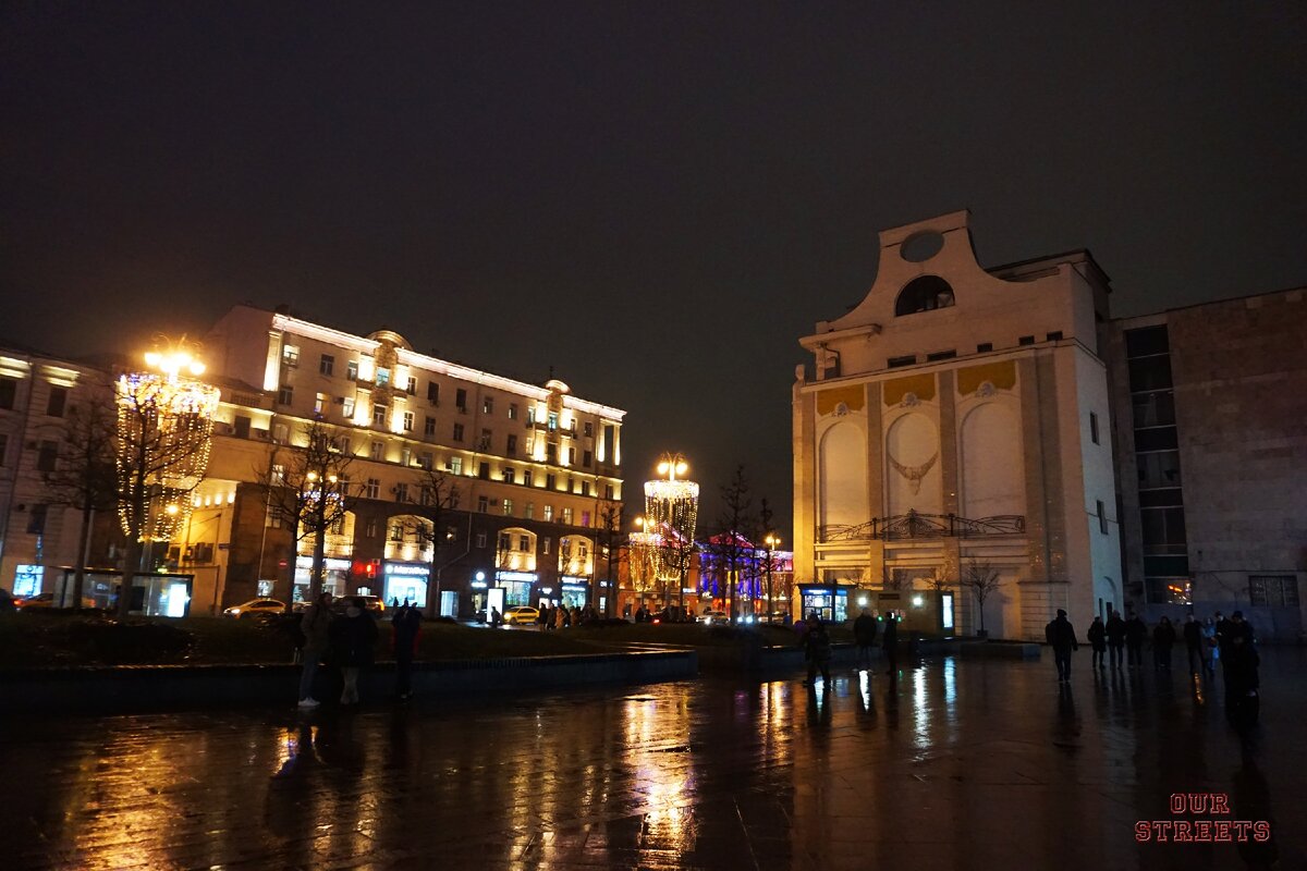 Слева ул.Тверская, 19а , справа Конторский дом Сытина.