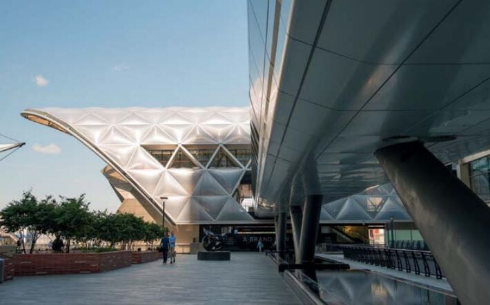 Ультрасовременный проект: заведение Sports Bar & Grill в  Кэнэри-Уорф (Лондон) является частью проекта стоимостью несколько миллиардов фунтов стерлингов.