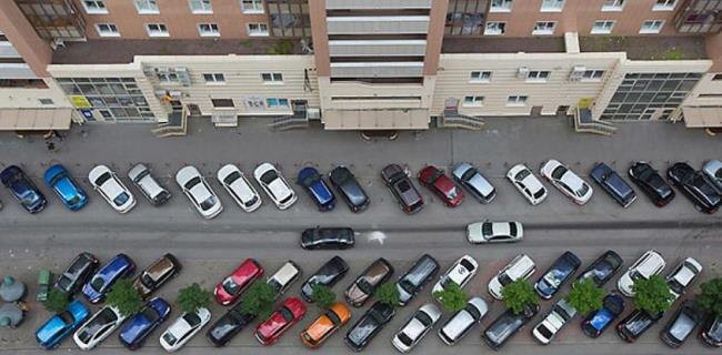 На парковках всегда людно. Фото: ktostroit.ru.