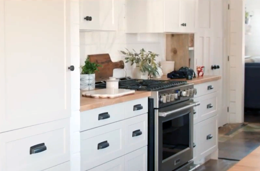 Теплые тона дерева и легкие в уходе поверхности прекрасно смотрятся