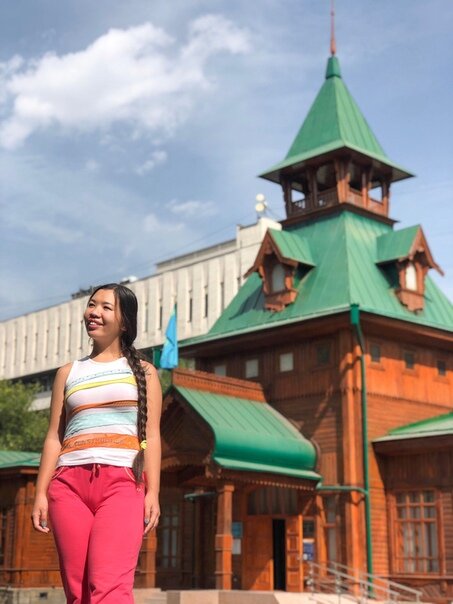 МАМИНЫ ЛЕДЯНЫЕ СЛЕЗЫ В АСТАНЕ

Многие заблуждаются, что Казахстан жаркая страна. Нужно понимать, что это огромная страна и климат на Юге и Севере сильно отличается.

Я выросла в Алматы, и климат тут резко континентальный. Зимой бывает и 20 градусов мороза, а летом город часто прогревается до 40 градусов жары. Спасает близость гор, куда можно сбежать за прохладой.

Алматы в любой сезон благоприятен для посещения, зимой любители горнолыжного спорта найдут для себя массу различных курортов. Весна начинается рано и залита цветущими растениями, которых по городу много. Лето крайне жаркое и отлично подойдет для восхождений в горы, к прохладе высокогорных пиков и озер, которых тут множество. Осенью я бы тоже рекомендовала сходить в горные ущелья, на склонах гор начинается буйство красок, деревья просто невероятные. Особенно стоит зайти в березовые рощи, которые утопают в золотых листьях.

Помню, когда столицу переносили из Алматы в Астану (ныне Нур-Султан), мама подумала, что может и нам туда переехать. Хорошо, что она решила для начала съездить туда на разведку и взяла меня с собой. Астана в северной части Казахстана и зимой там частые снежные бураны, окружена болотами и поэтому тут дуют страшные ветра, буквально сбивающие с ног. Так вот мы посетили Астану в январе! Стоял убийственный мороз под 40 градусов, который дополнялся ледяным ветром. Я и мама очень тяжело переносим холод. У нас от ветра на ресницах образовывался иней, а от холода из глаз текли слезы и замерзали прямо на щеках. В общем, после этого мама передумала ехать жить в Астану.

Зато, по иронии судьбы, я переехала в Петербург. Еще один город с холодным климатом, я бы даже сказала самый холодный мегаполис в мире. Стоит также на болотах. То и дело читала в новостях, что в Астане 30-35 градусов мороза, и поэтому отменены занятиях в ВУЗах, школах, детских садах, в Петербурге такого я не припомню. Мороз может быть хоть 40 градусов, дуть ветер, но при этом занятия не отменяют! Детки все равно собираются и идут как ни в чем не бывало на занятия. Непогода в порядке вещей для Питера, и видимо, если отменять занятия всякий раз, то жизнь в городе совсем встанет.

#ВиталияХон_Казахстан #путеводитель #путешественник