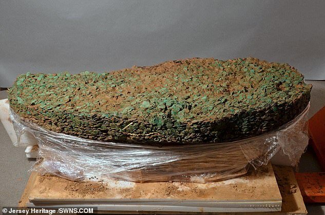 Монеты впечатались в глину. Их нашли с помощью металлоискателей. Фото 