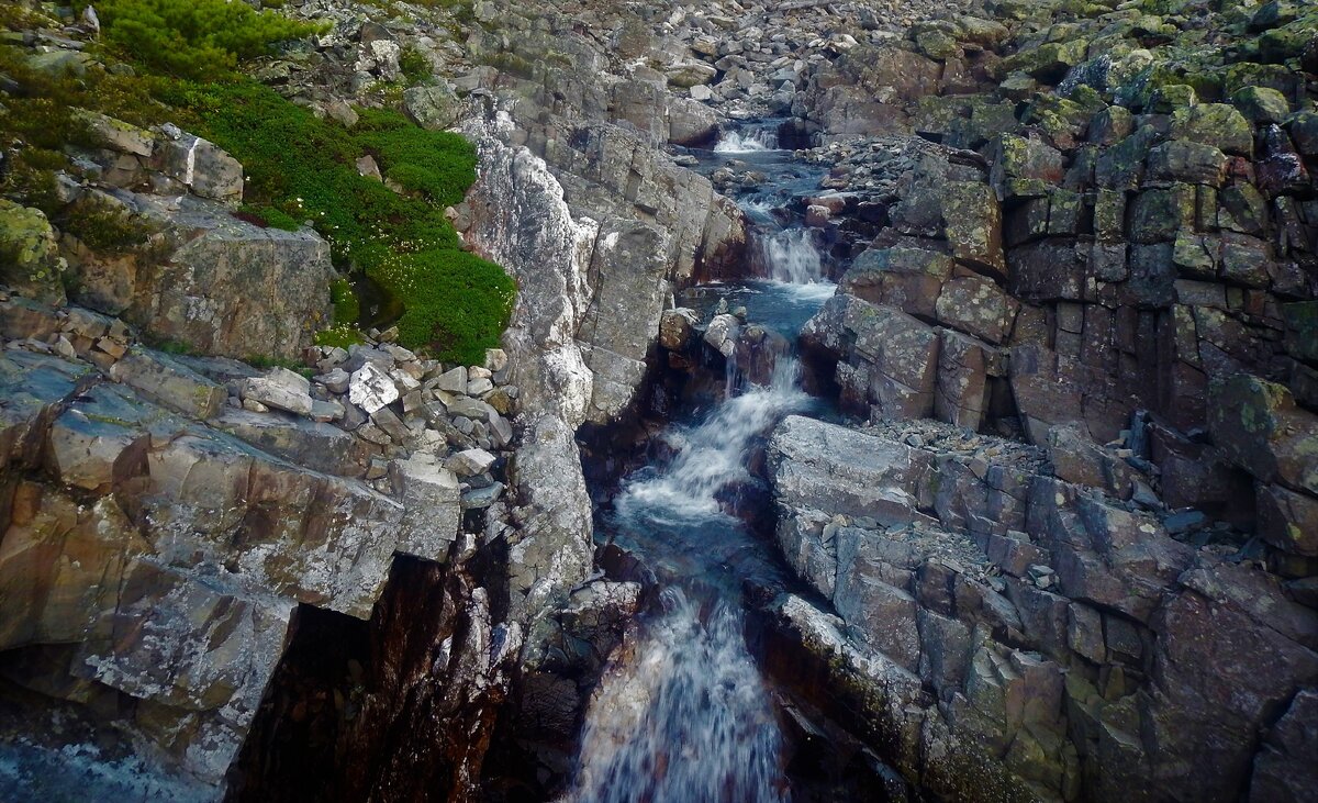 Водопад с чистой водой.