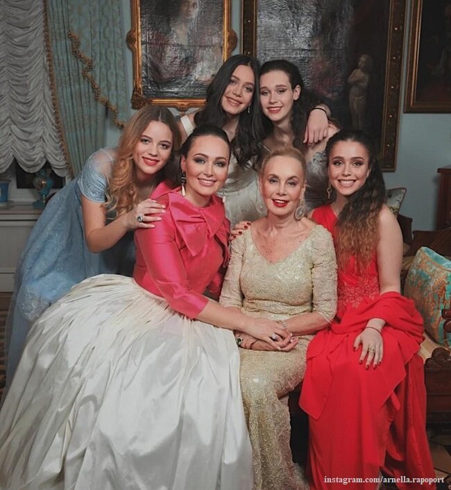 Нелли Кобзон с дочерью Натальей и внучками