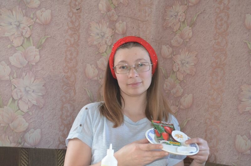 Обрабатываю семена перца в перекиси водорода.