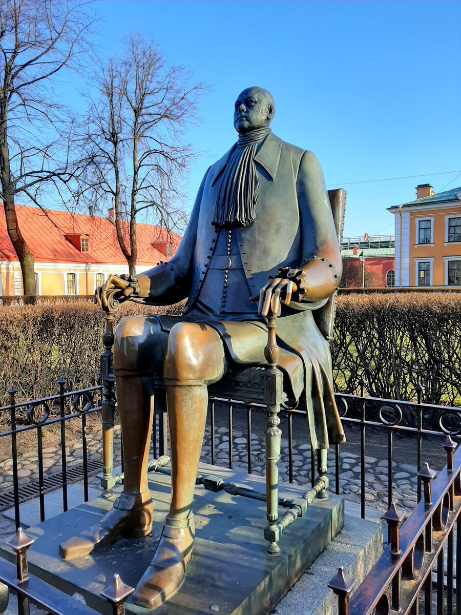 Статуя лысого Петра в Петропавловке