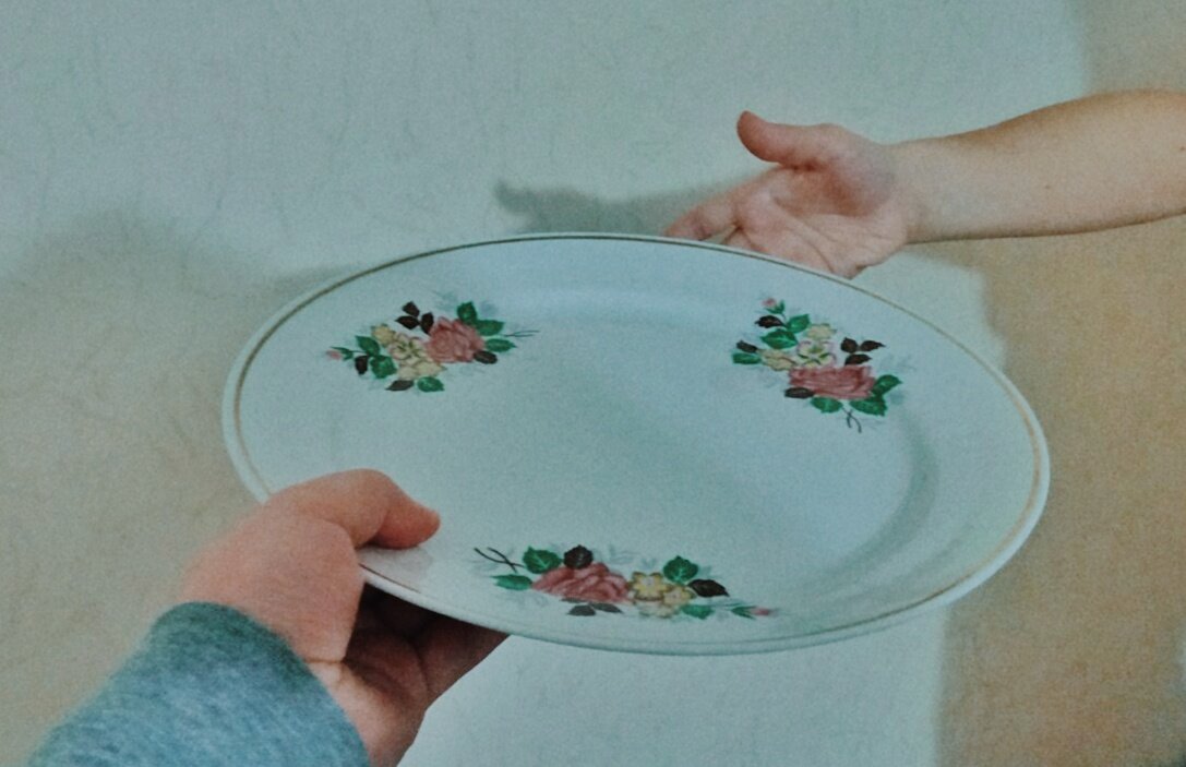 Отдаете посуду пустой? Приметы говорят, что так делать нельзя! Если в ответ угостить нечем, то не обязательно что-то готовить. На тарелку можно положить просто кусок хлеба, конфету, яблоко, пряник, или сушку - это тоже будет считаться ответным угощением и негатив от приметы как бы "не сработает" .   