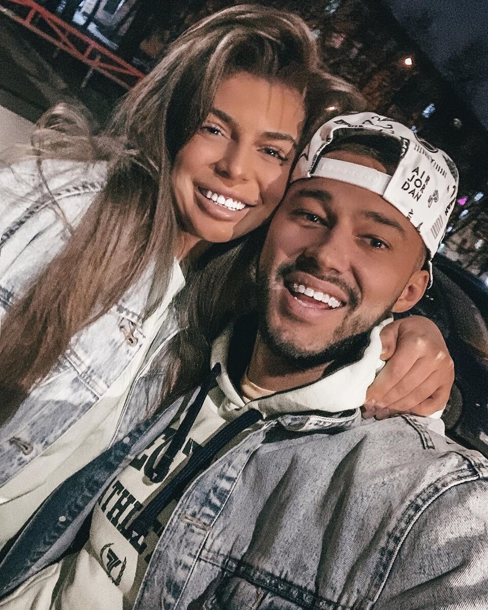 Саймон познакомил фолловеров со своей девушкой 
​Фото: «Инстаграм»
