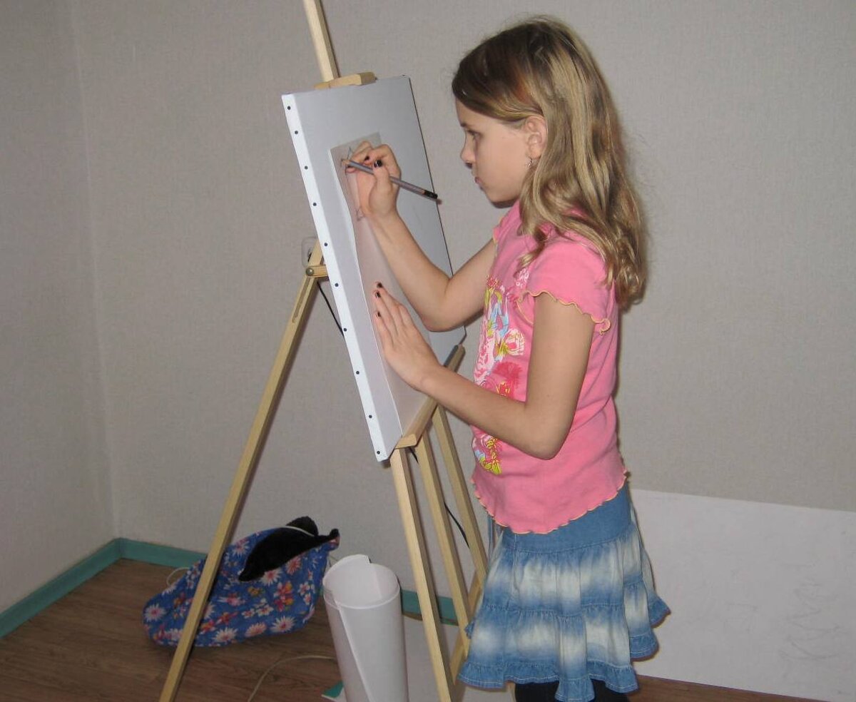 Настя за рисованием