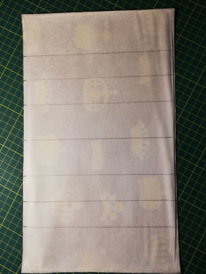 делаю разметку по шаблону и соединяю ткань и флизелин машинной строчкой по всему периметру