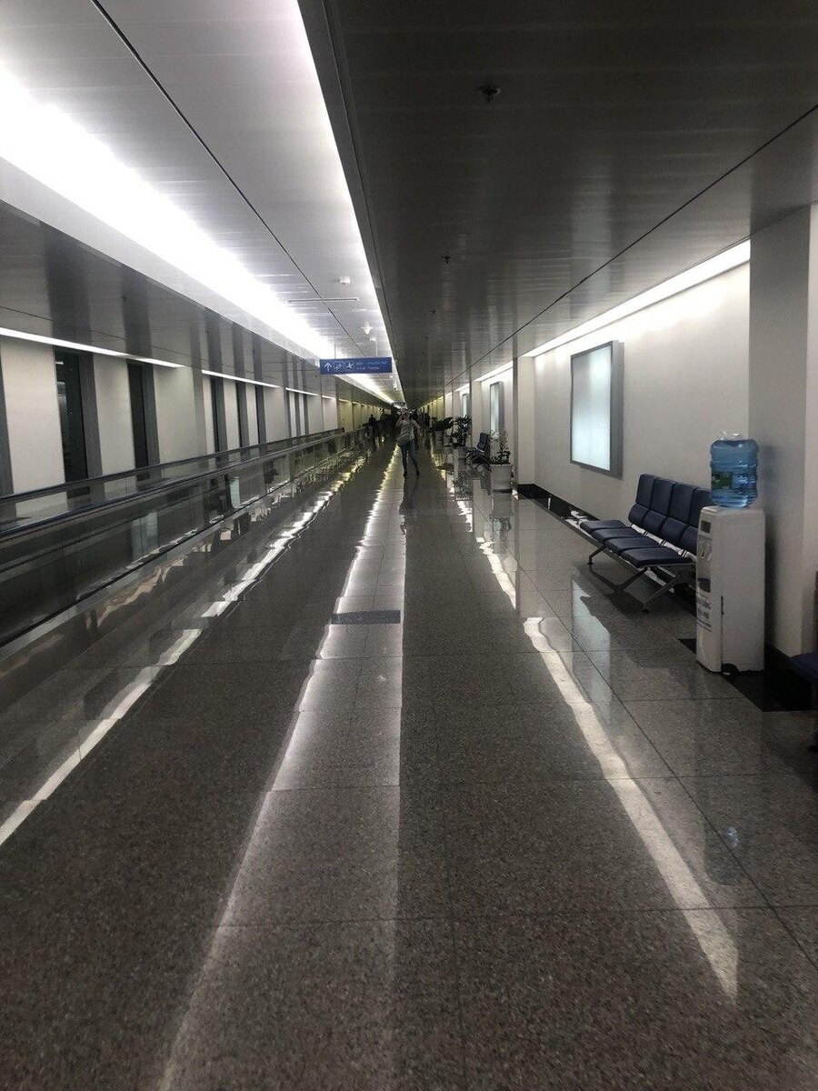 Вид изнутри, там вдалеке, моя жена)