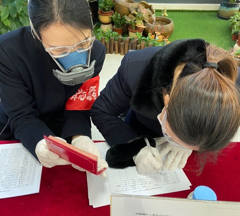  Девушки в банке берут паспортные данные 