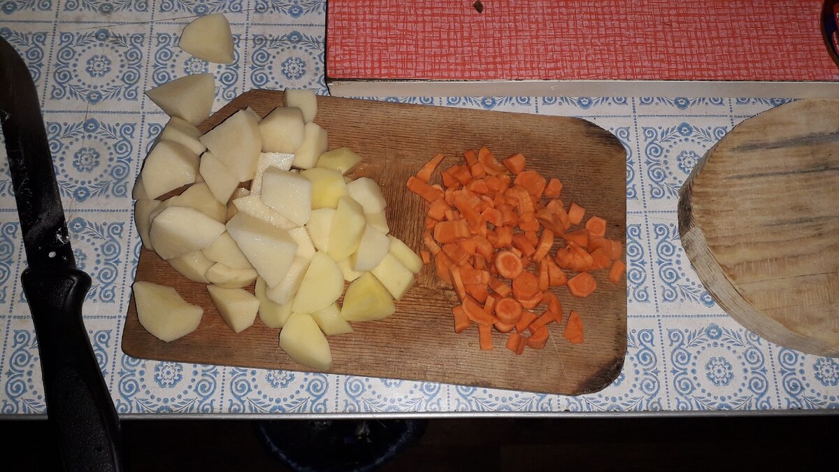 Чистим картошку и морковь, нарезаем