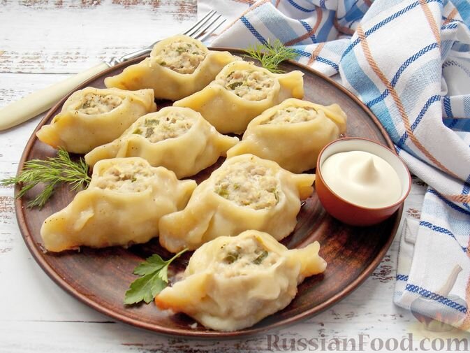 фарш свиной, яблоко, лук зелёный, петрушка свежая, мука, вода, масло растительное, соль, перец чёрный молотый, сметана (для подачи)