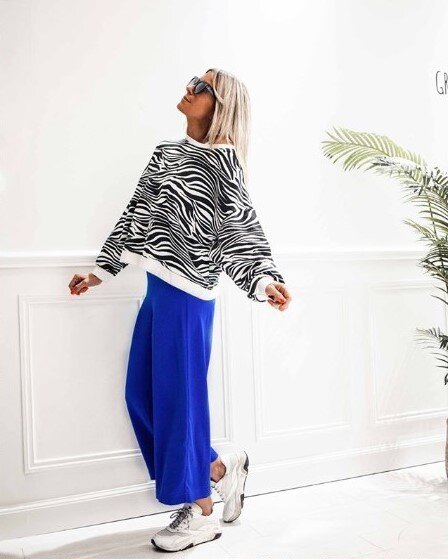 Одевайтесь ярко! Конечно, кроссовки замените на милые тапочки!