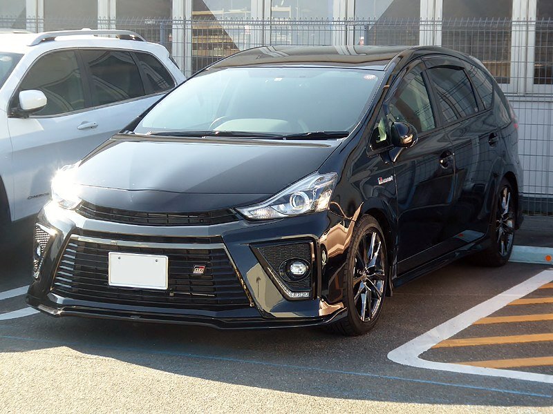 Toyota Prius Alpha 2015