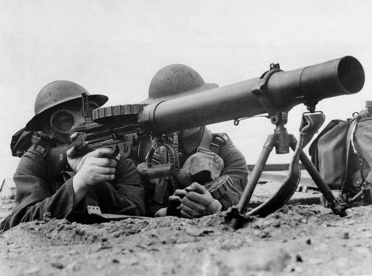 Солдаты с пулеметом Льюиса на позициях во время Первой Мировой войны